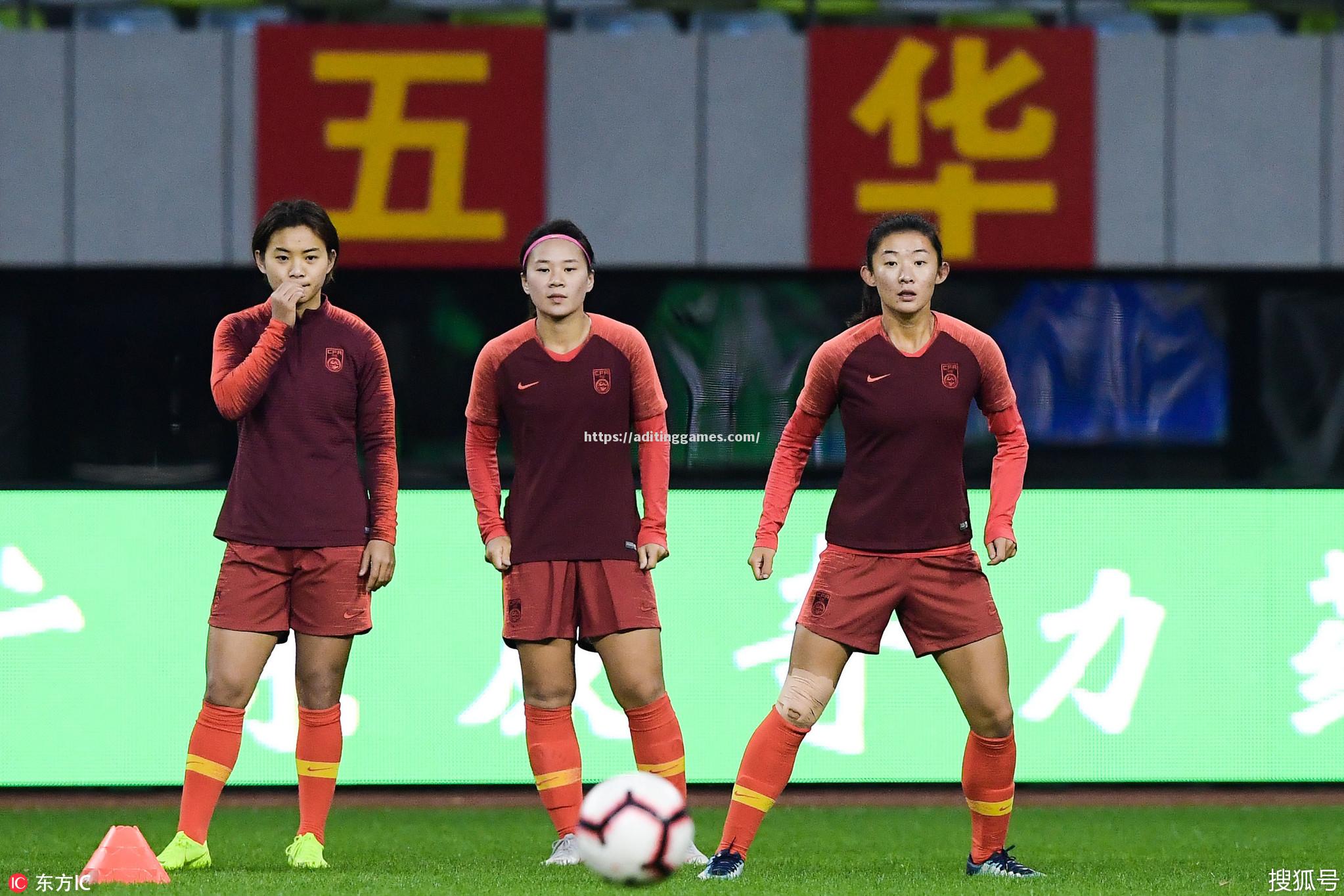 国内女足联赛赛场上，团队协作完美