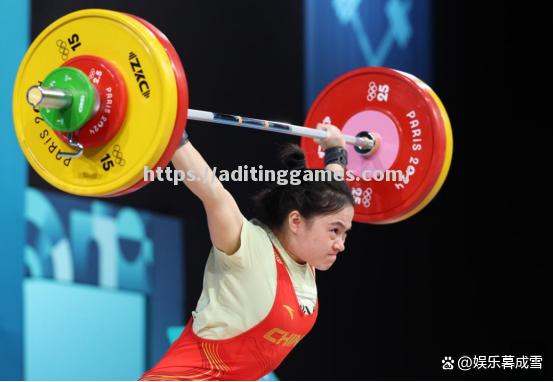 强大的女运动员在比赛中展现出优异的表现和实力